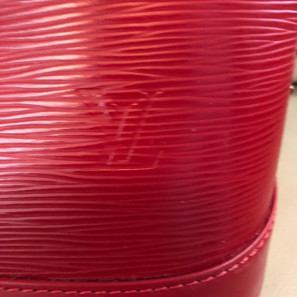 Louis Vuitton EPI Alma GM Carmine - EXCELLENT BARELY USED CONDITION Red Satchel - Picture 5 of 16